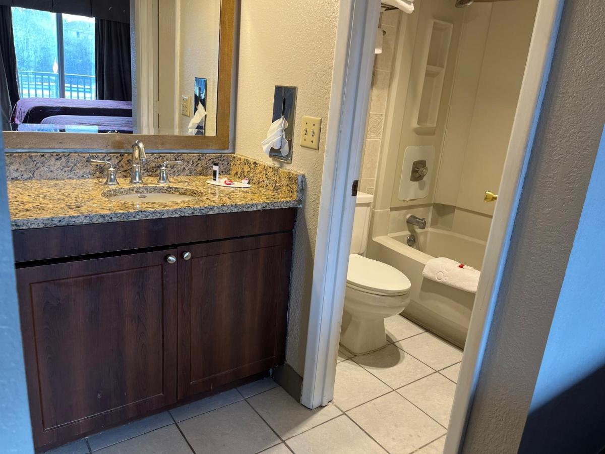 Days Inn & Suites By Wyndham Dayton North Esterno foto