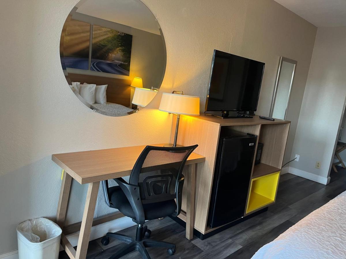 Days Inn & Suites By Wyndham Dayton North Esterno foto