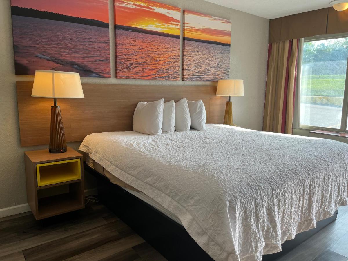 Days Inn & Suites By Wyndham Dayton North Esterno foto