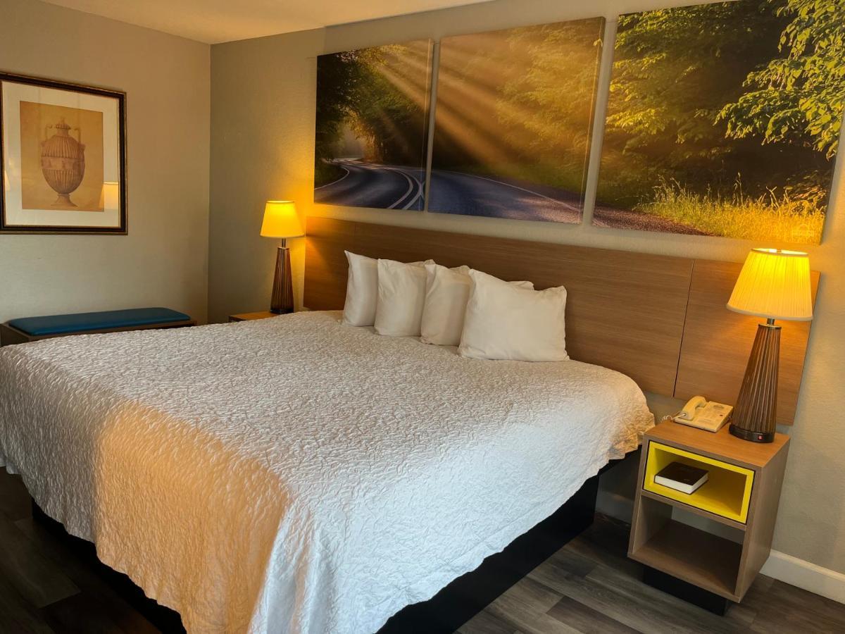 Days Inn & Suites By Wyndham Dayton North Esterno foto