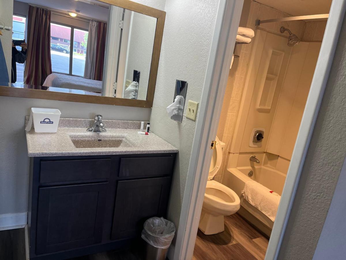 Days Inn & Suites By Wyndham Dayton North Esterno foto