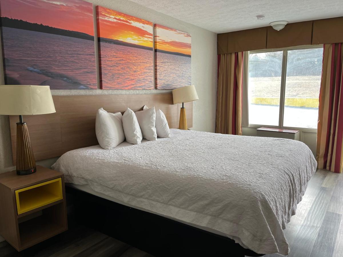 Days Inn & Suites By Wyndham Dayton North Esterno foto