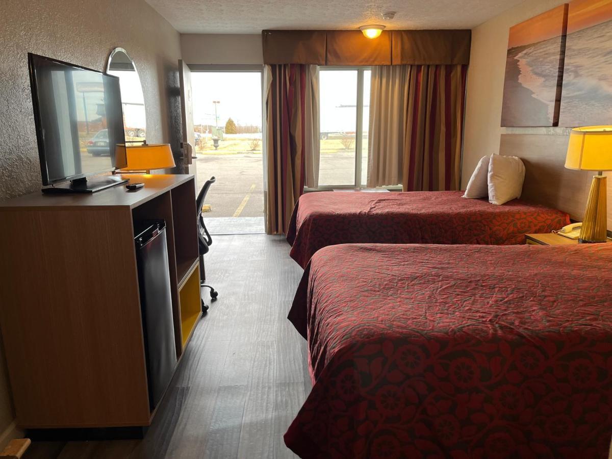 Days Inn & Suites By Wyndham Dayton North Esterno foto
