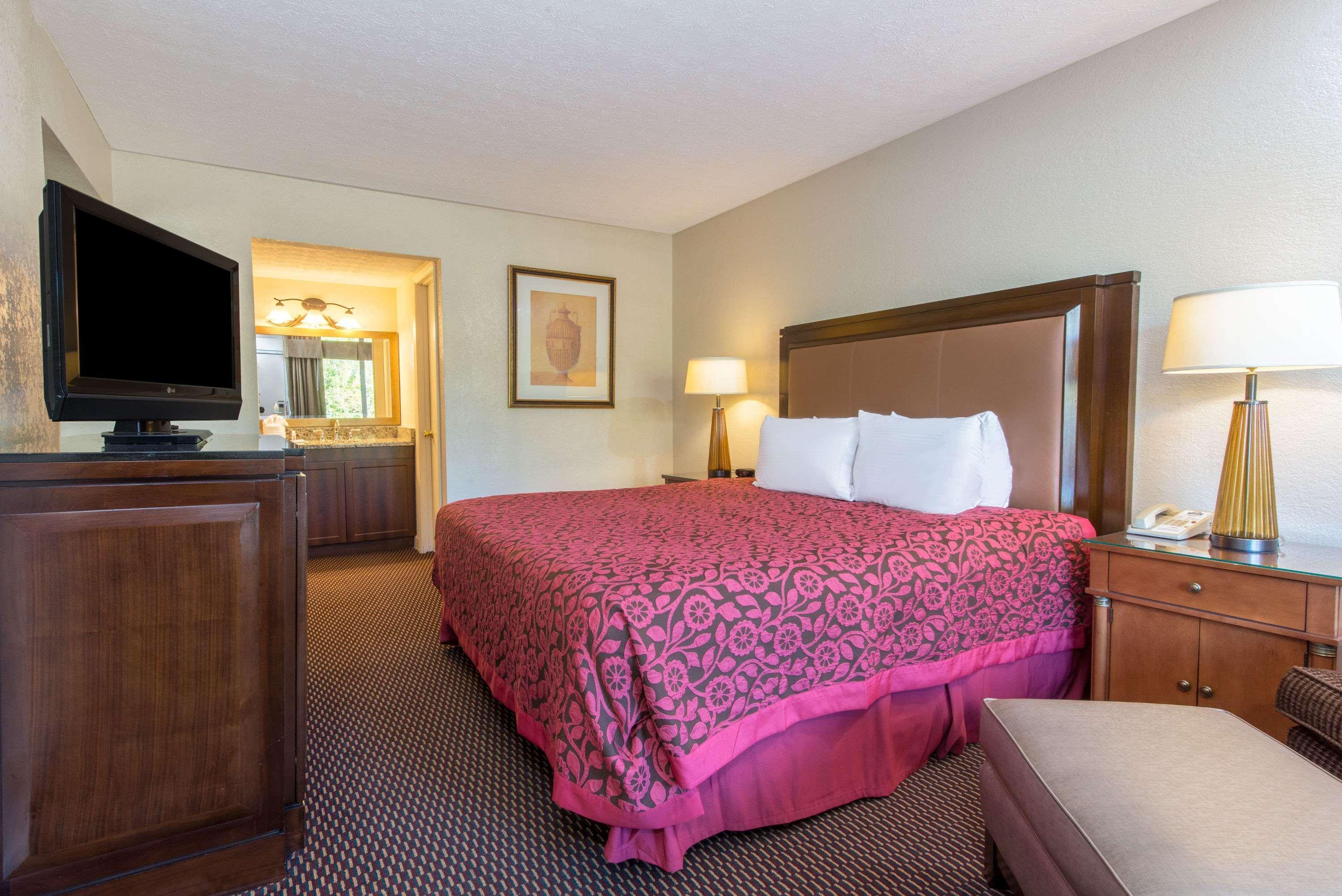 Days Inn & Suites By Wyndham Dayton North Esterno foto
