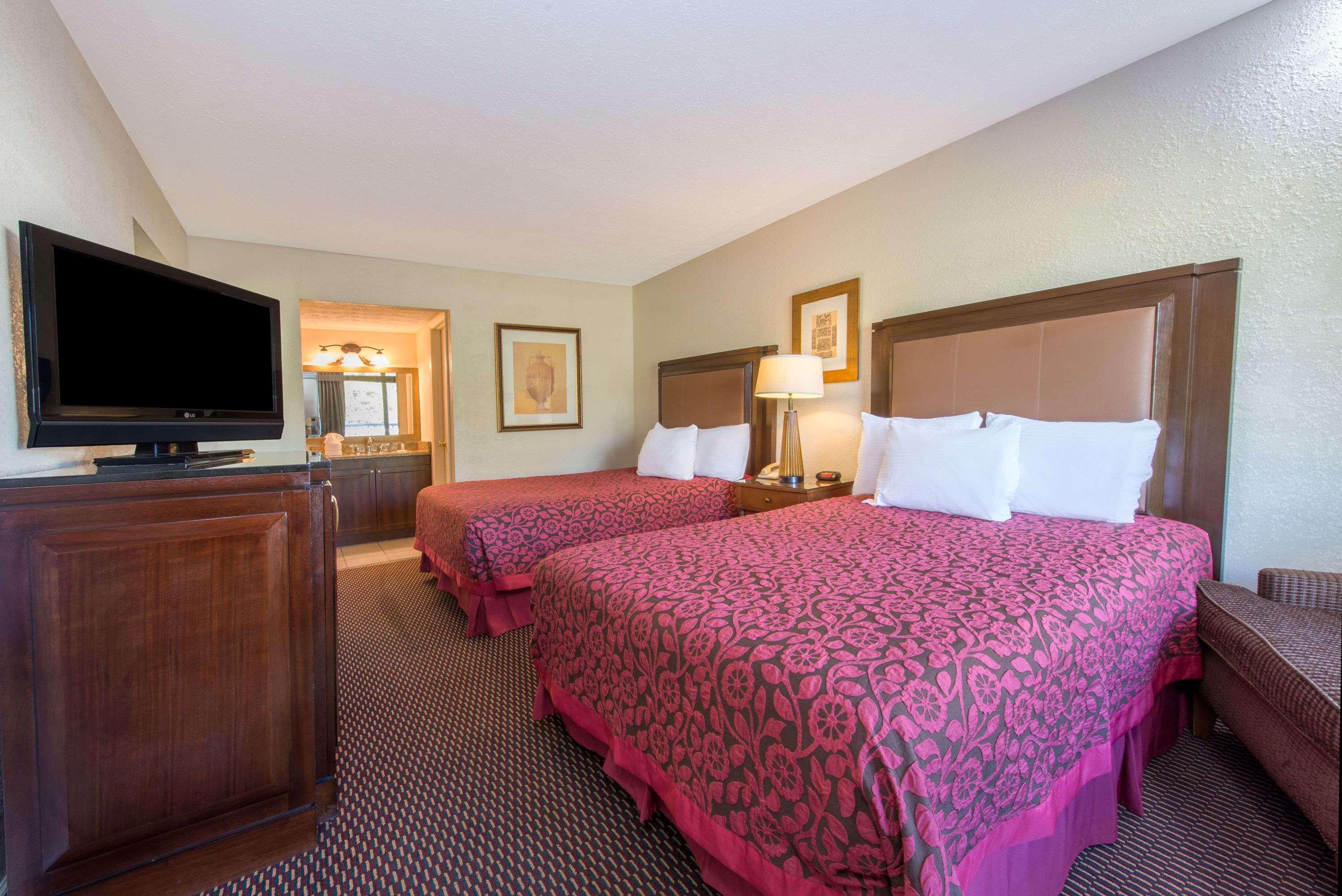 Days Inn & Suites By Wyndham Dayton North Esterno foto
