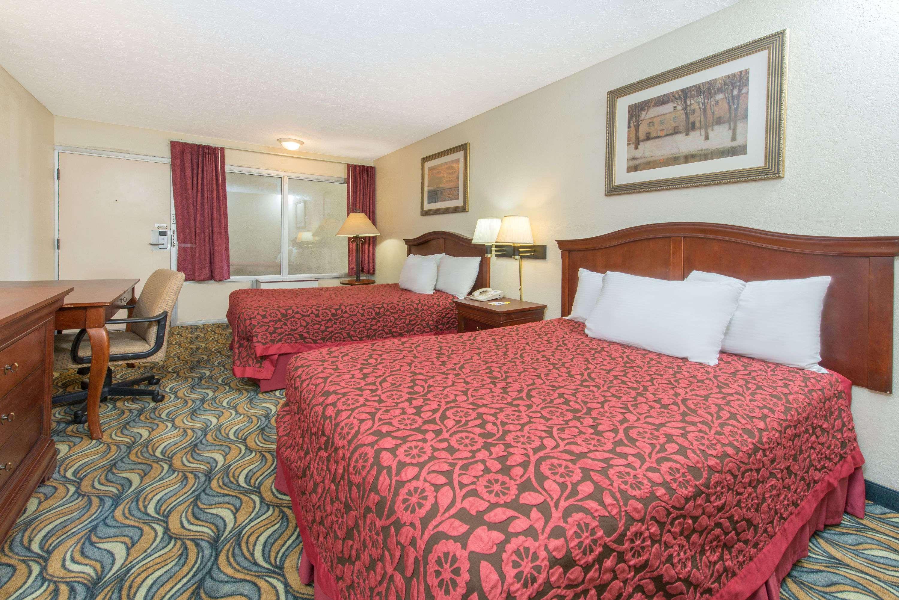 Days Inn & Suites By Wyndham Dayton North Esterno foto