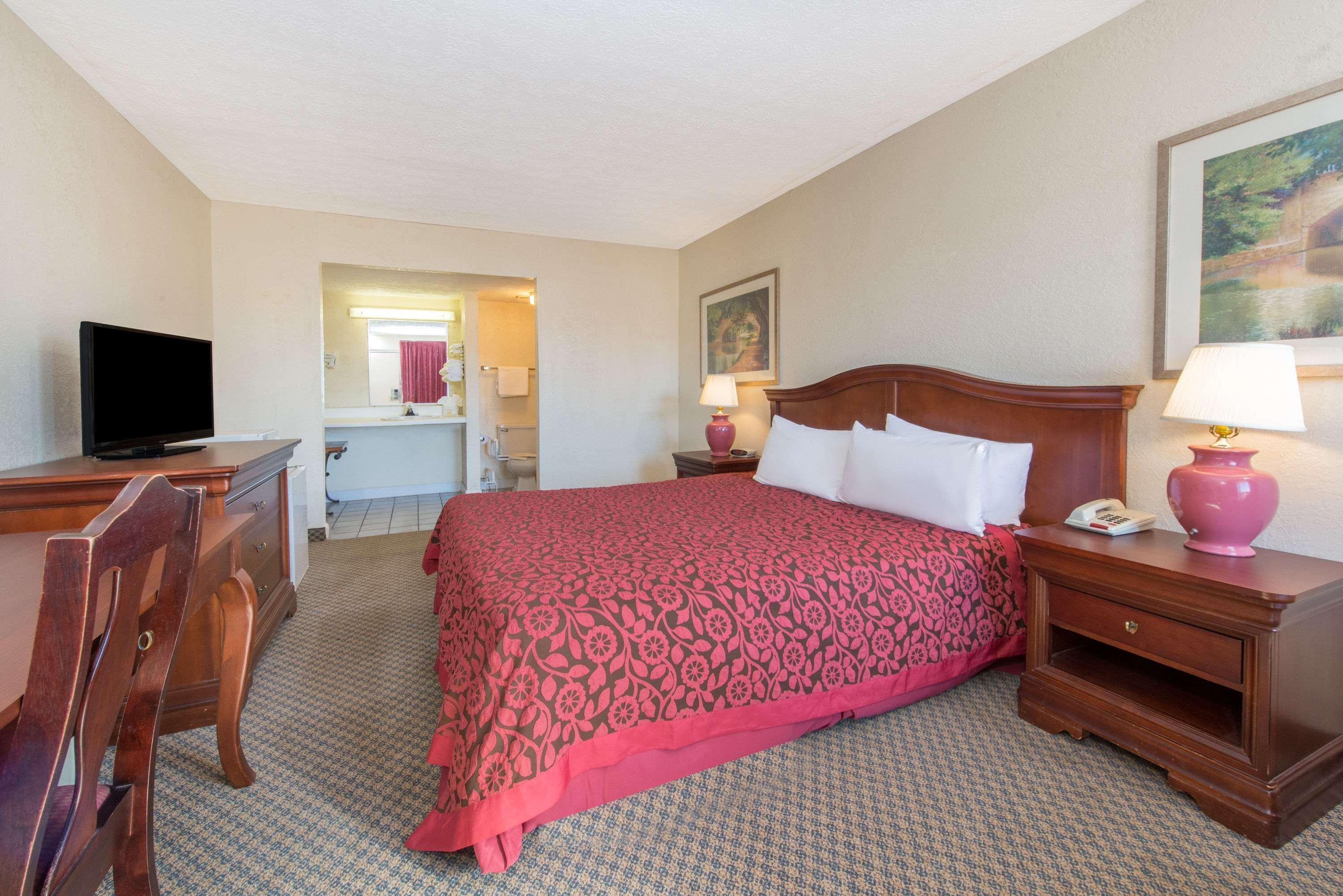 Days Inn & Suites By Wyndham Dayton North Esterno foto