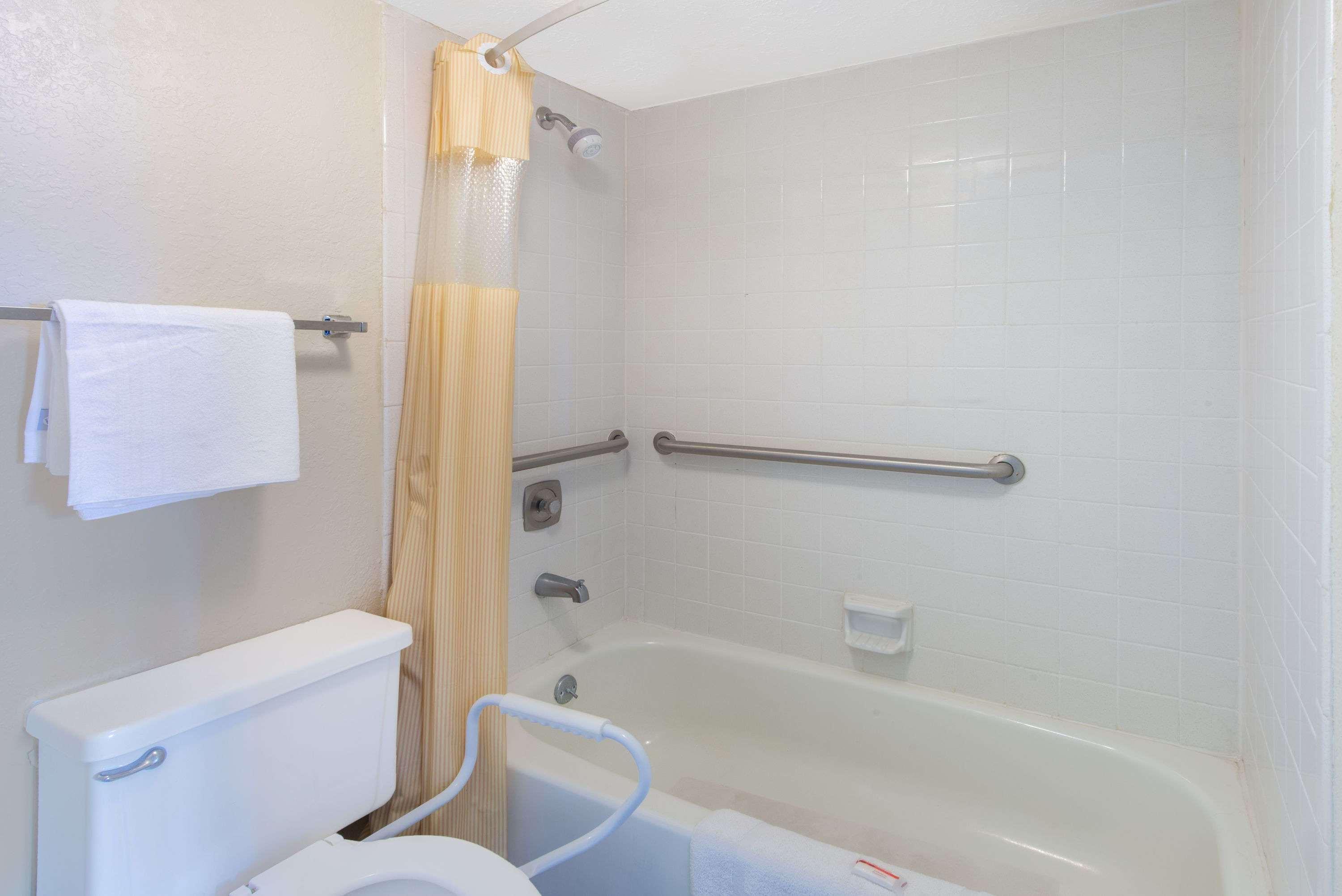 Days Inn & Suites By Wyndham Dayton North Esterno foto