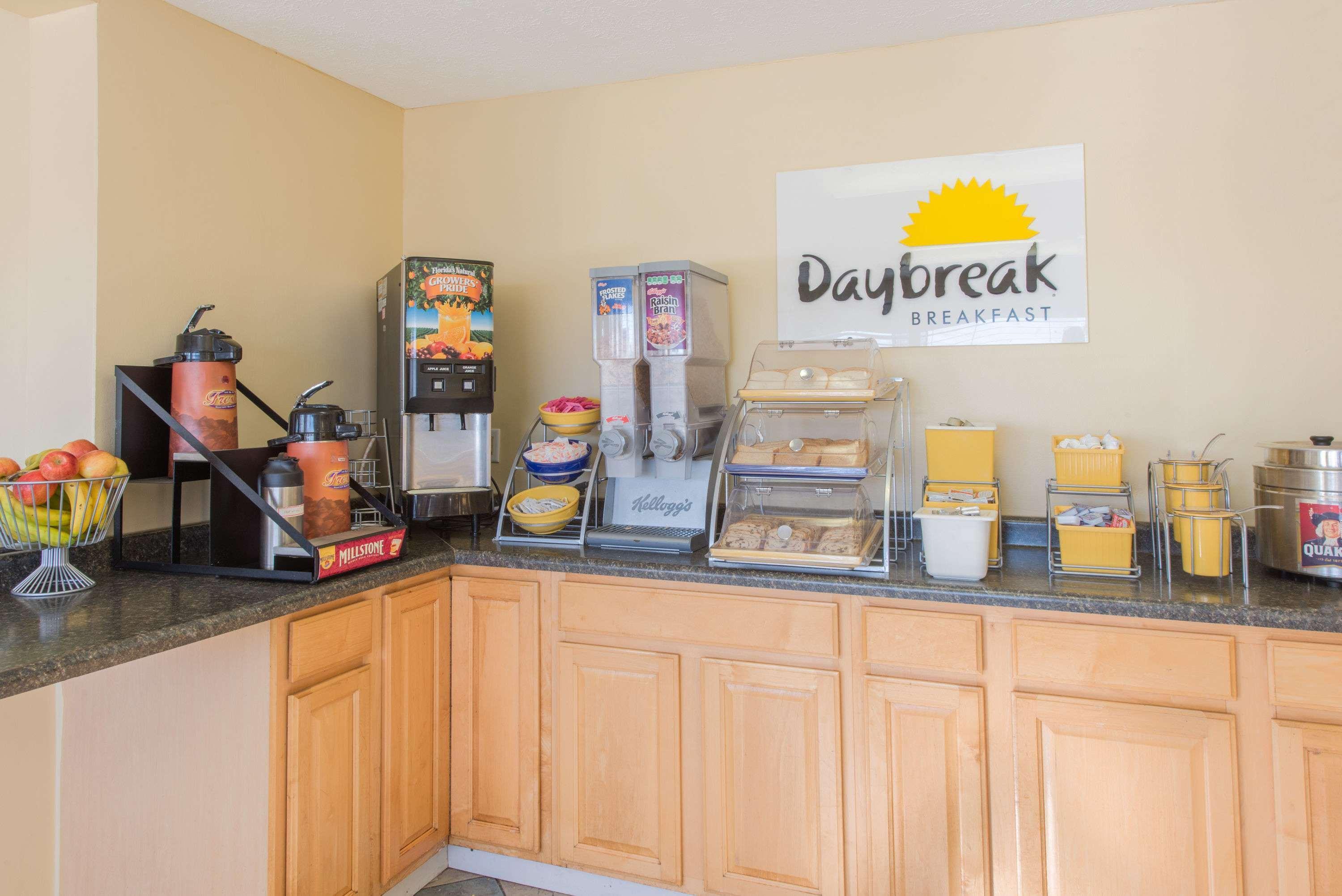 Days Inn & Suites By Wyndham Dayton North Esterno foto