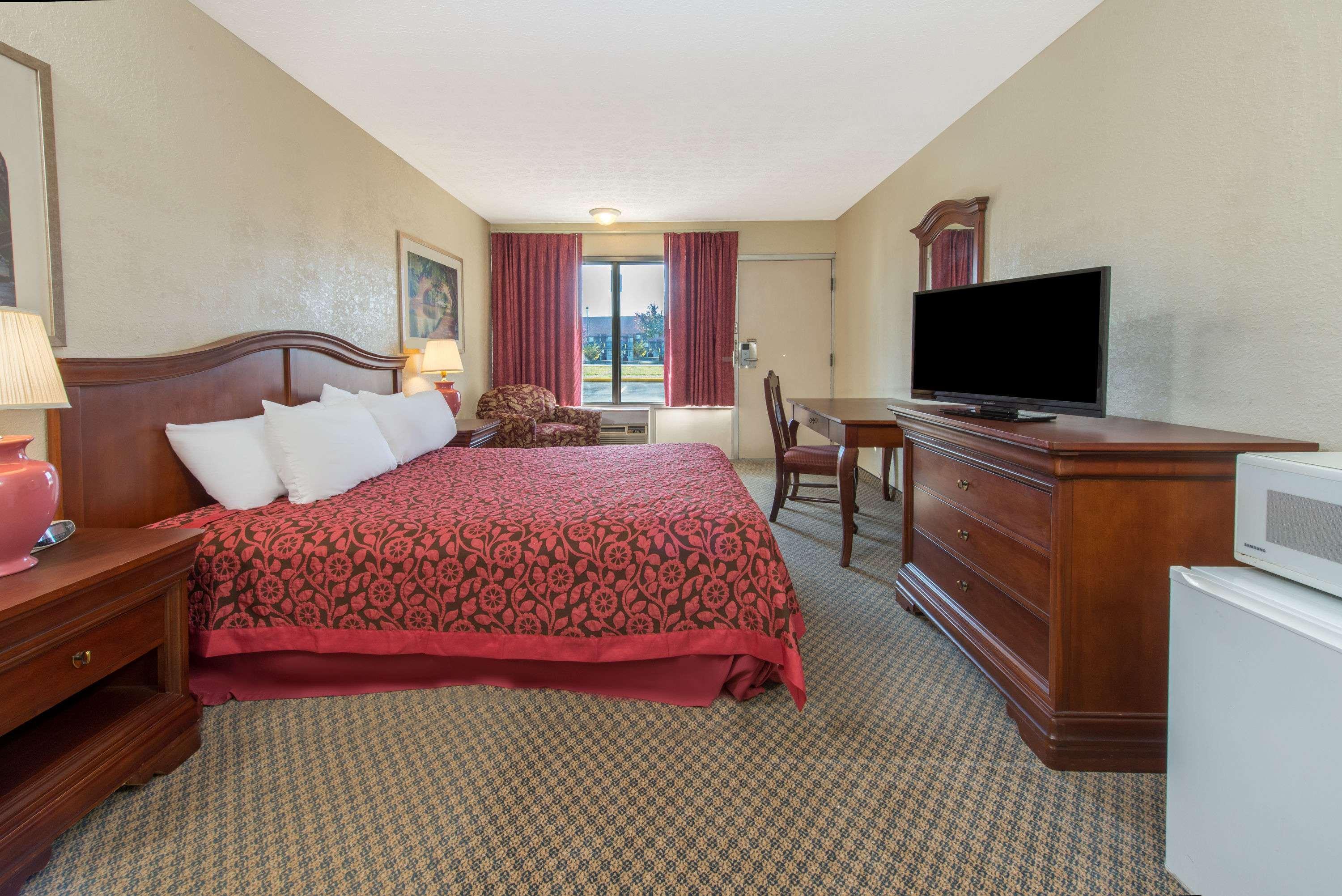 Days Inn & Suites By Wyndham Dayton North Esterno foto