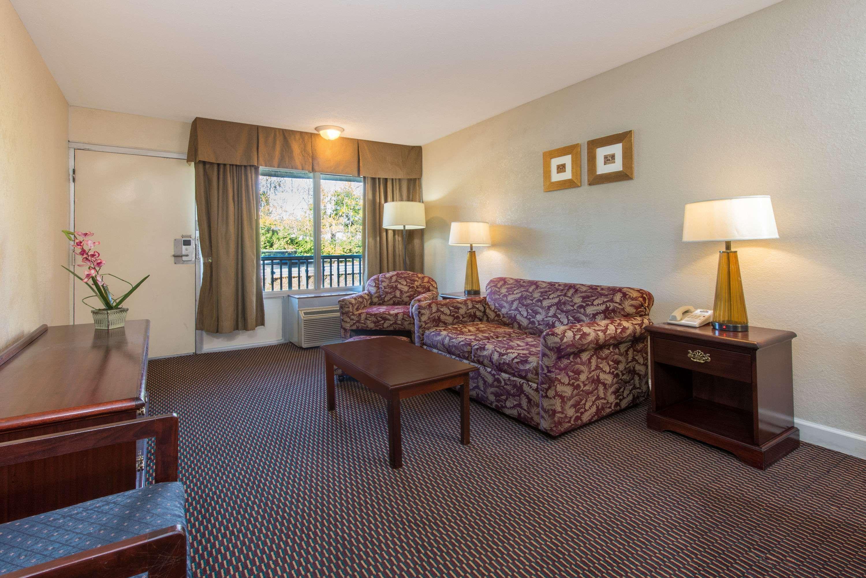 Days Inn & Suites By Wyndham Dayton North Esterno foto