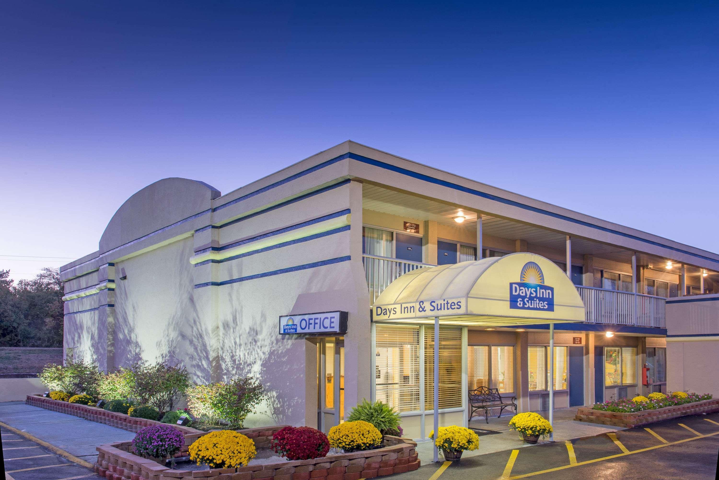 Days Inn & Suites By Wyndham Dayton North Esterno foto