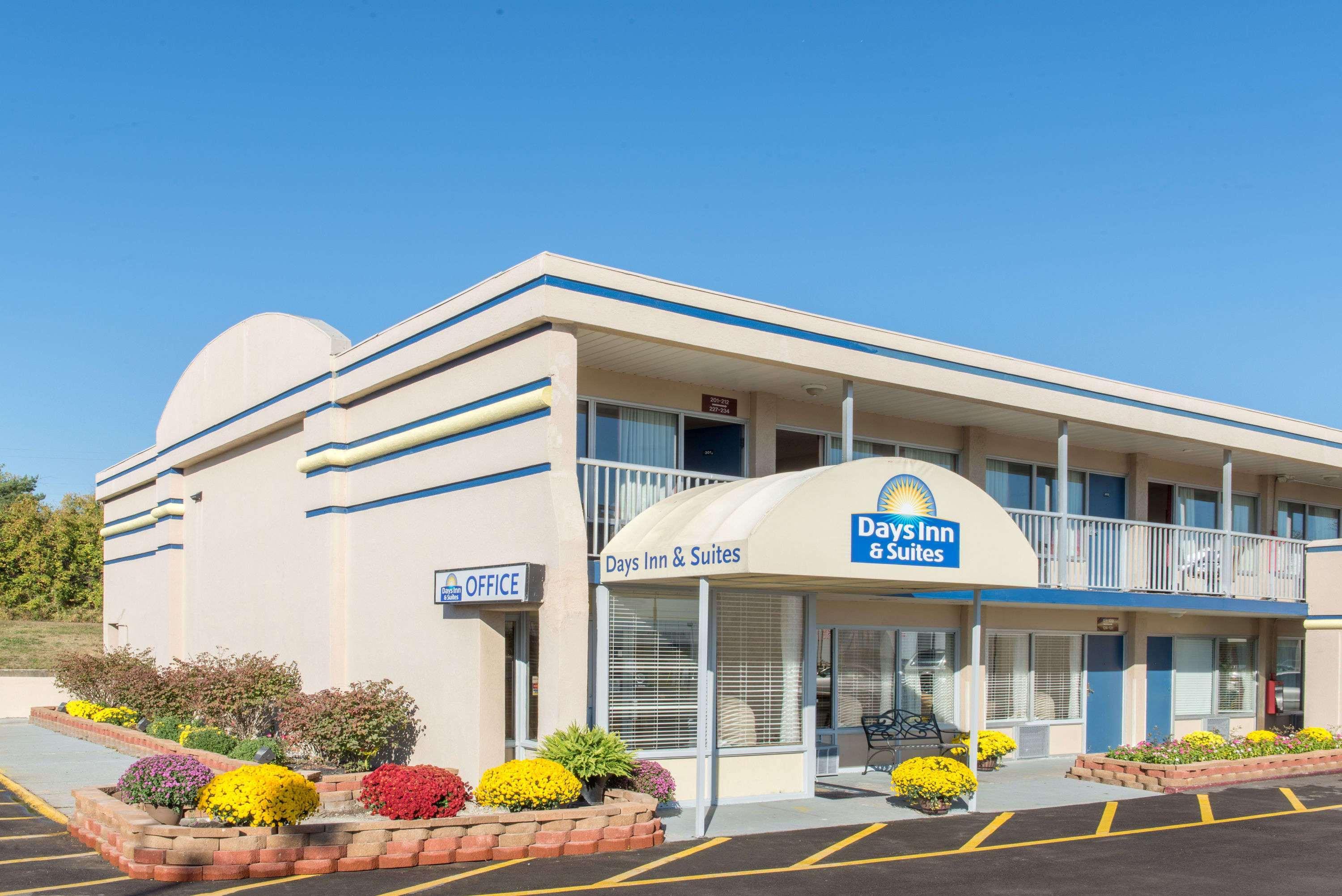 Days Inn & Suites By Wyndham Dayton North Esterno foto