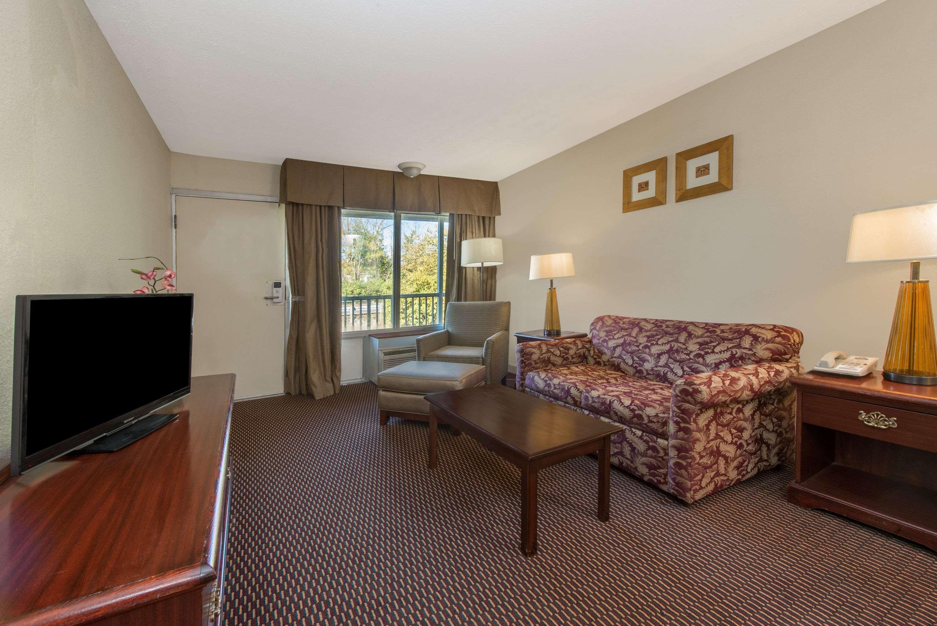 Days Inn & Suites By Wyndham Dayton North Esterno foto