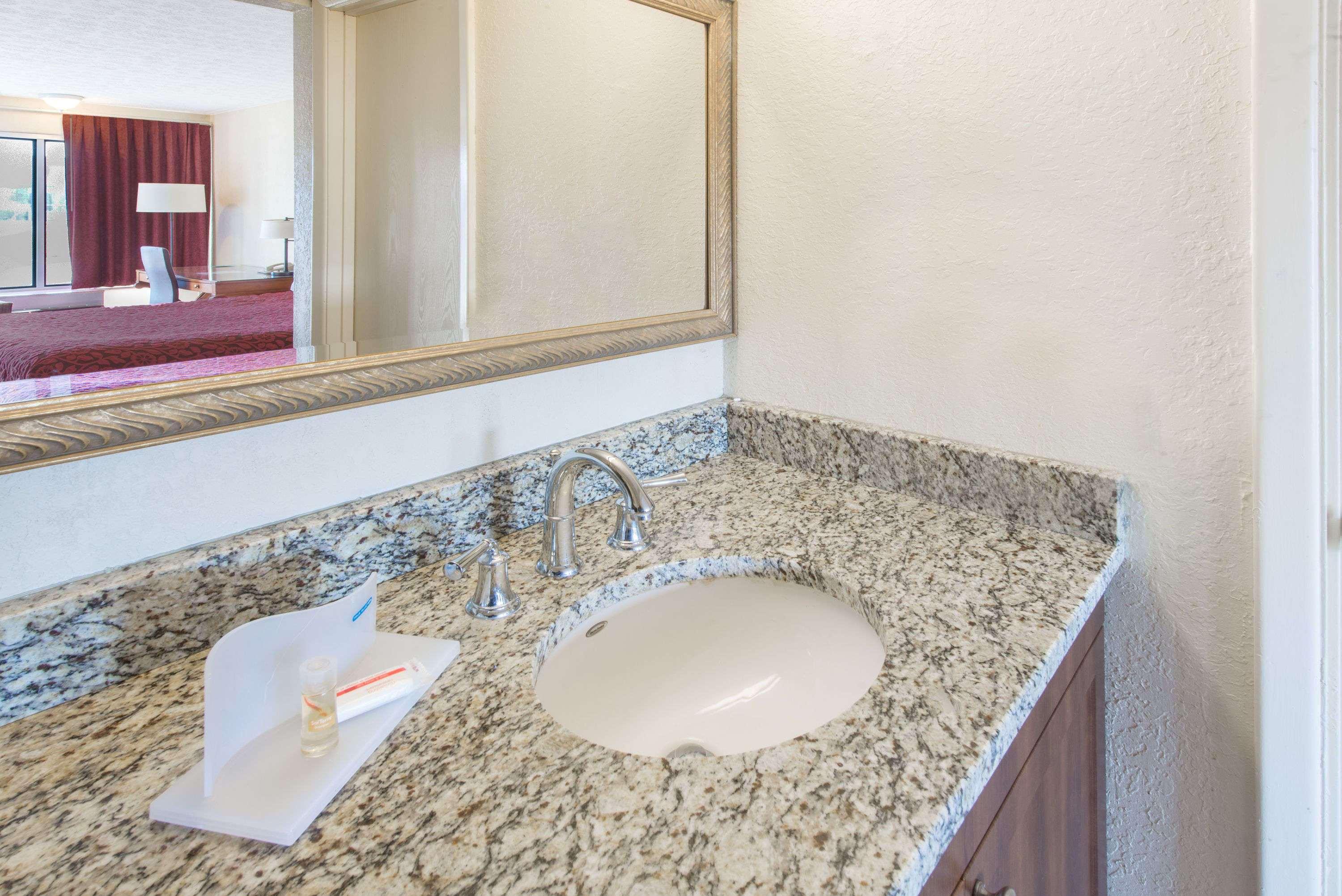 Days Inn & Suites By Wyndham Dayton North Esterno foto